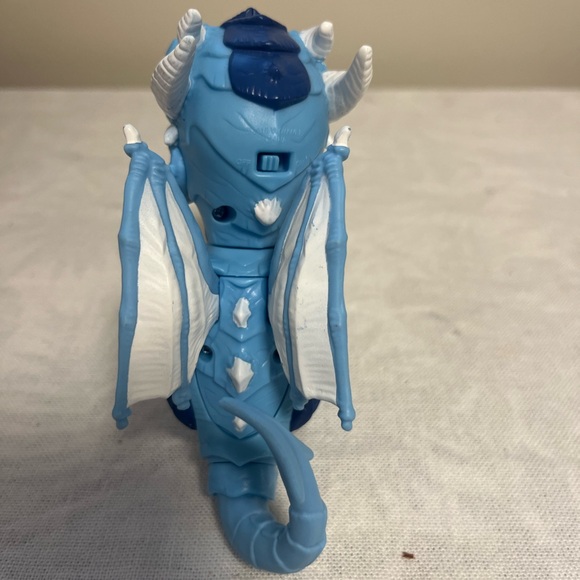 Wowwee Fingerlings Untamed Freezer The Ice Dragon ~ Roars ~ Moves ~ Lights Up - Picture 2 of 6